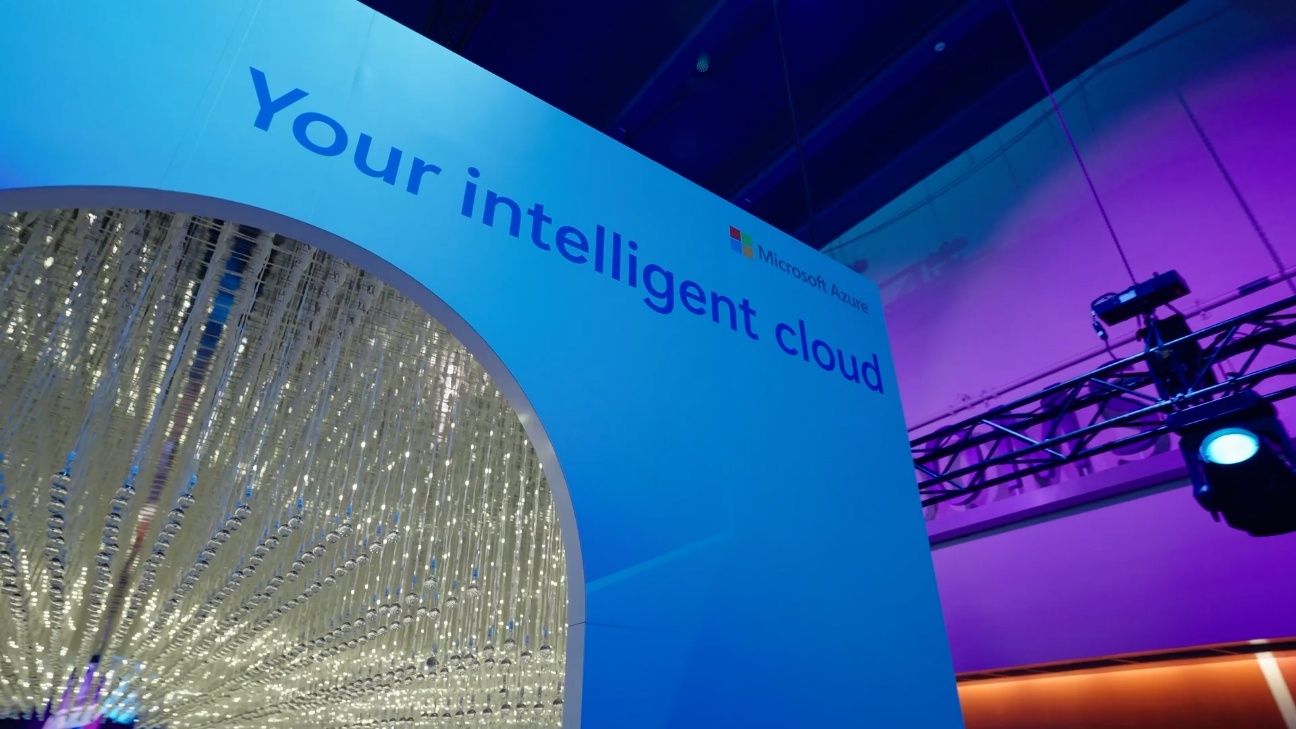 Image of a board with text Your intelligent cloud
